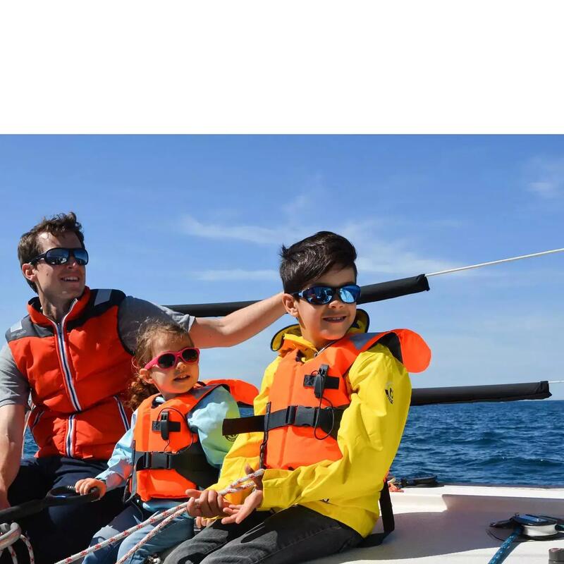 Famille en vacances sur un petit bateau en mer