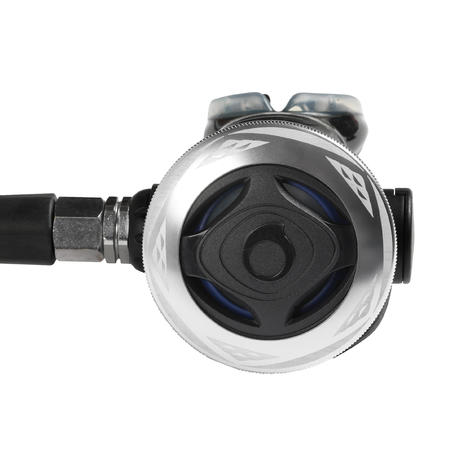 Diving regulator SCD 500 INT (yoke) with a balanced piston first stage 232b