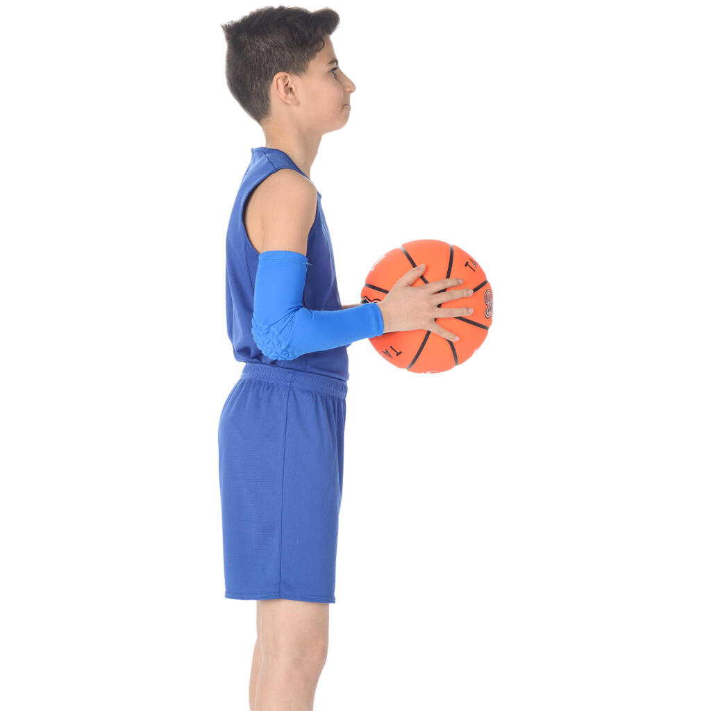 Basketbalový chránič na lakte pre pokročilých mladých hráčov/hráčky modrý