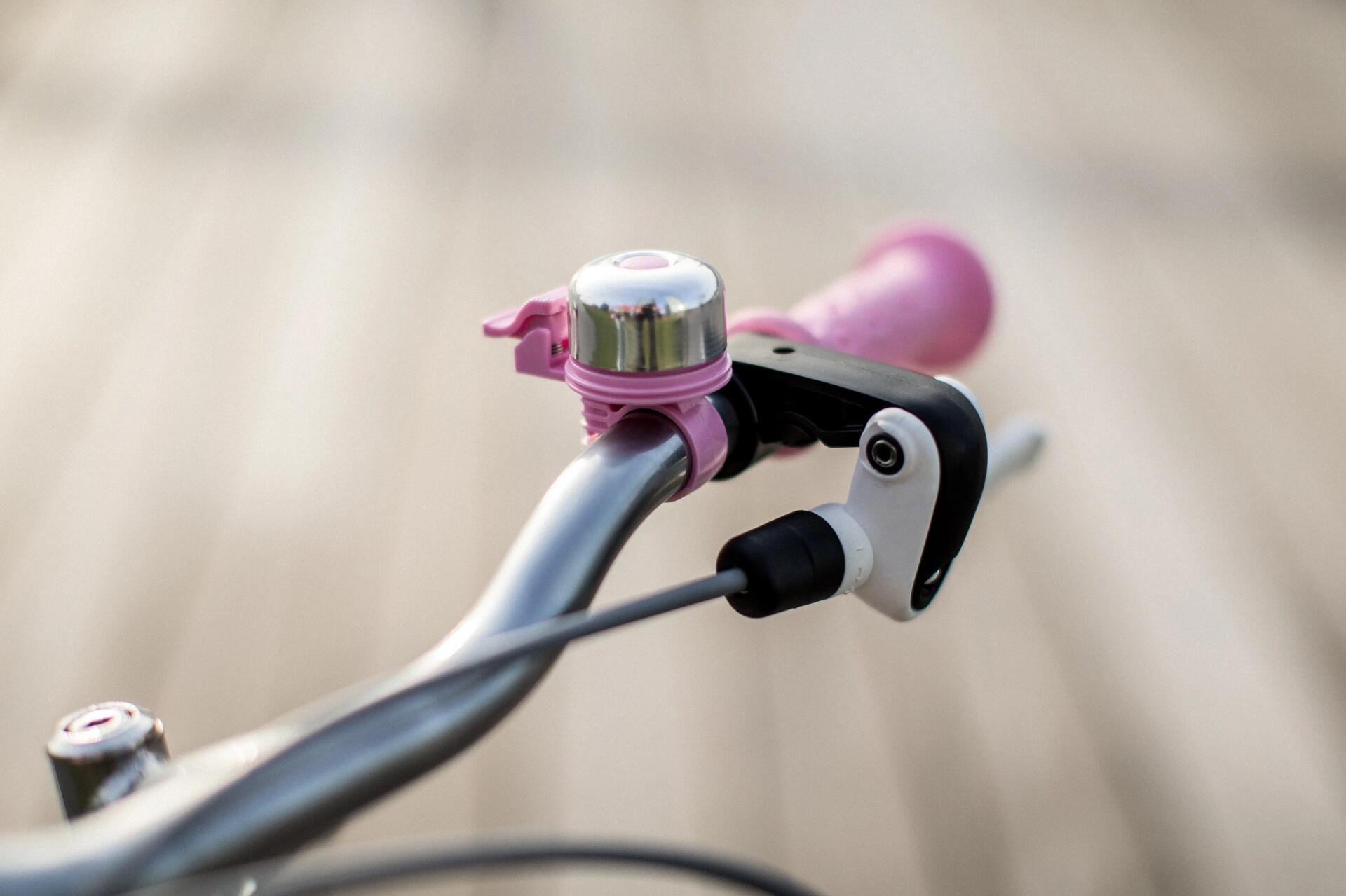 Dzwonek rowerowy na kierownicy