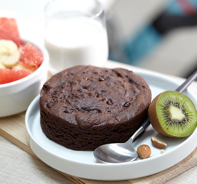 Chocolate cake and kiwi