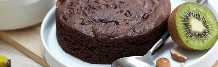 Chocolate cake and kiwi