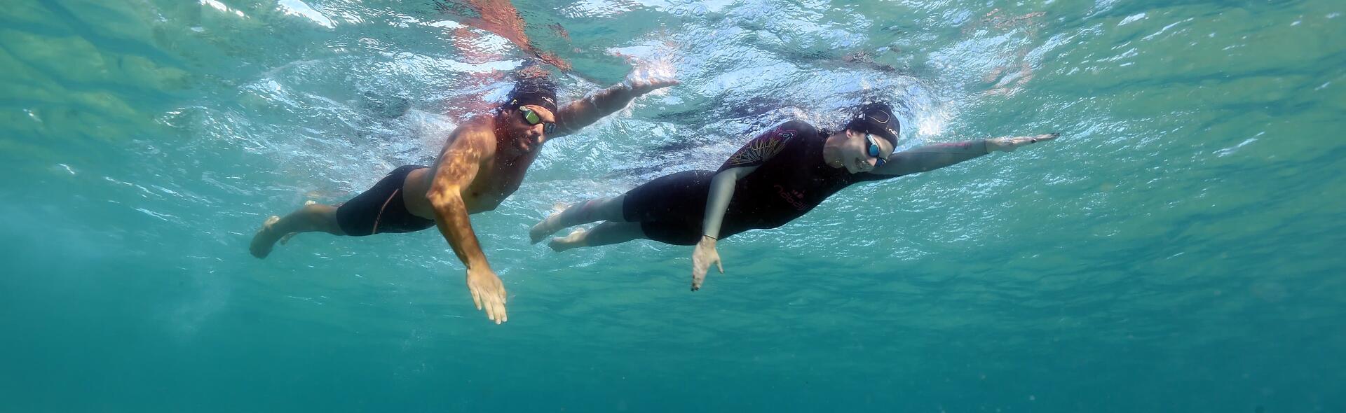 tween mannen en een vrouw die sport samen doen tijdens de vakantie