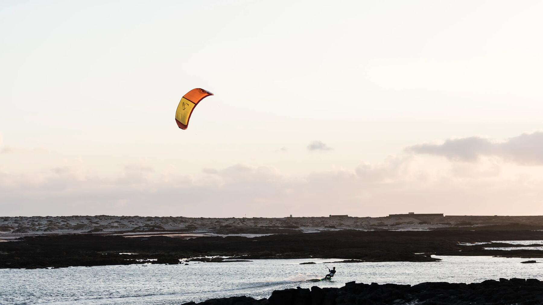 Osoba pływająca na kitesurfingu
