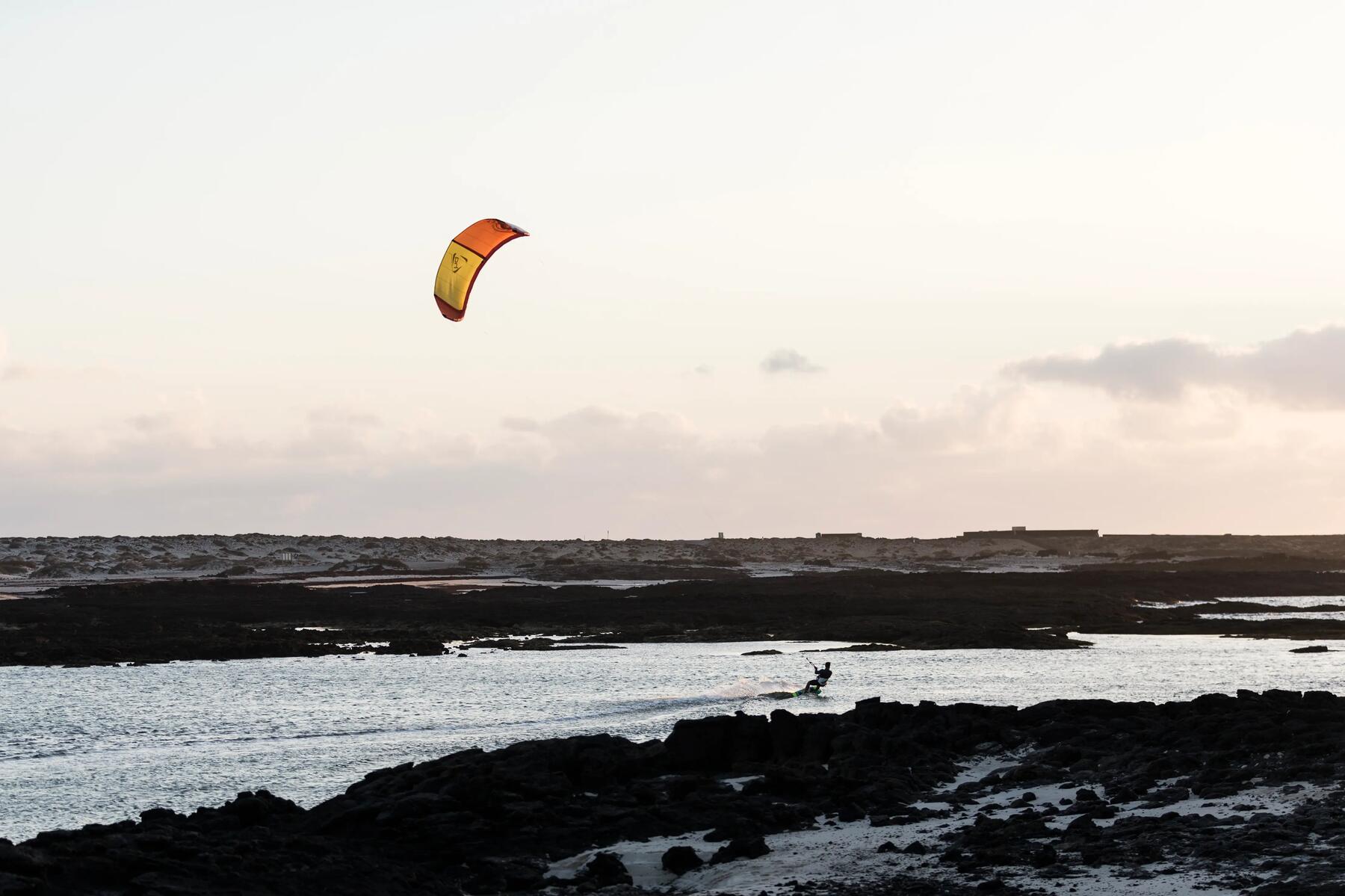 Osoba pływająca na kitesurfingu