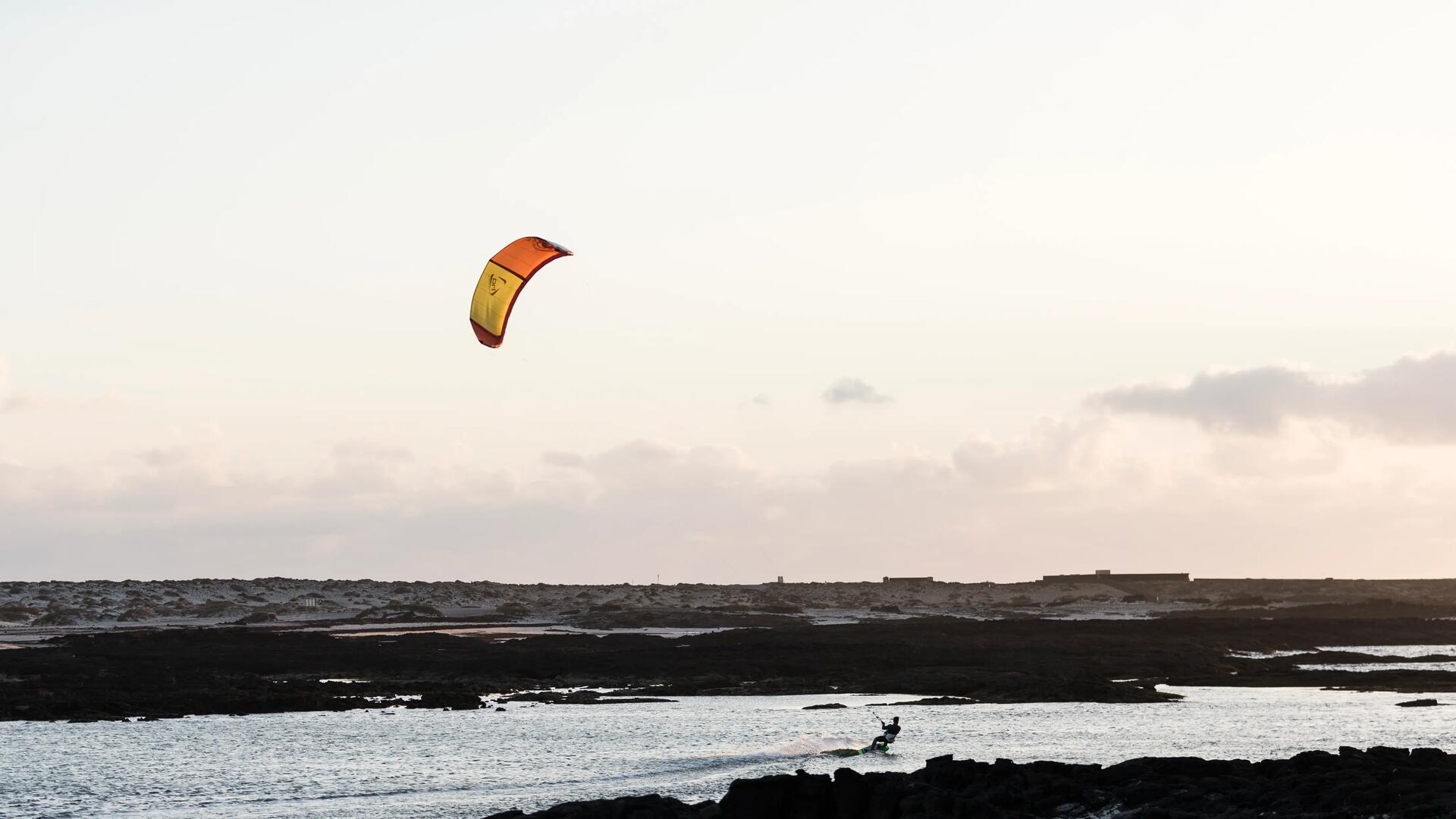 Kitesurfer na morzu