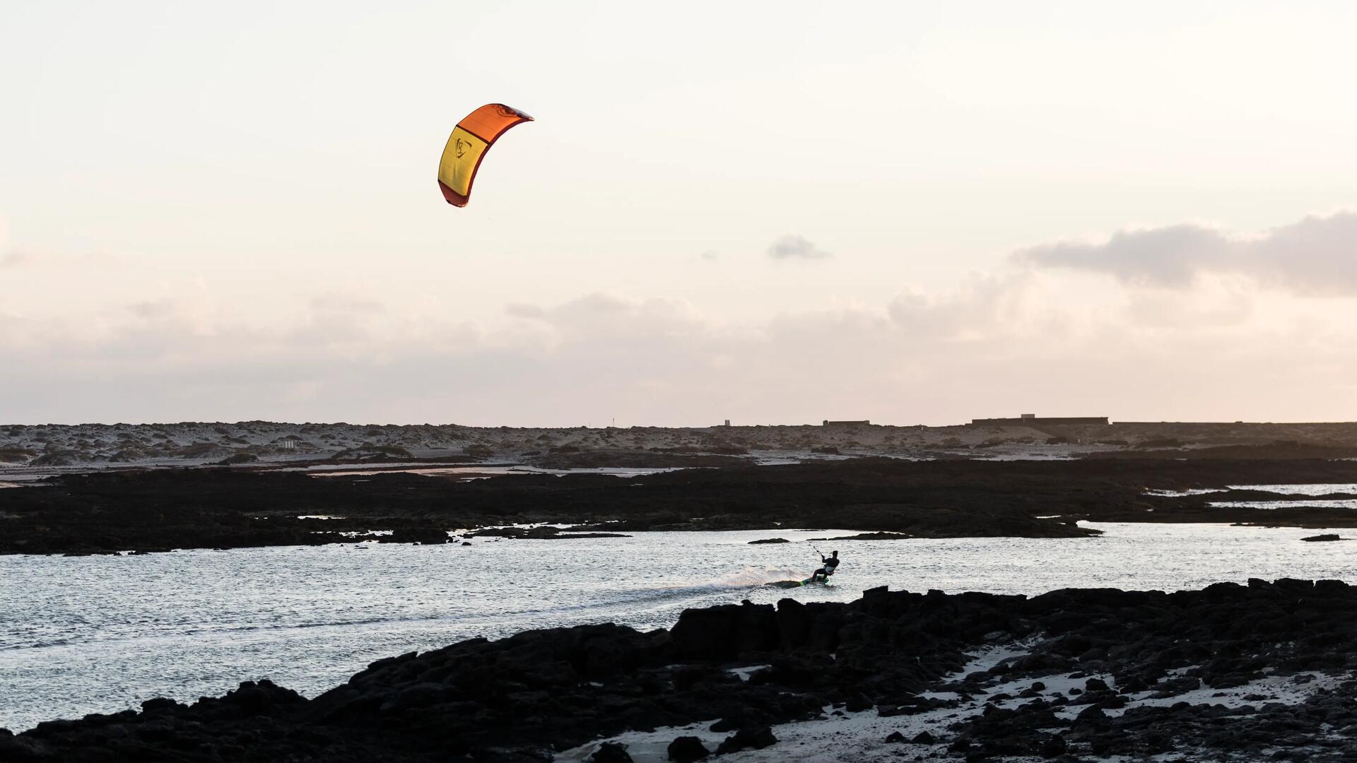 Latawiec do kitesurfingu poruszający się w oknie wiatrowym