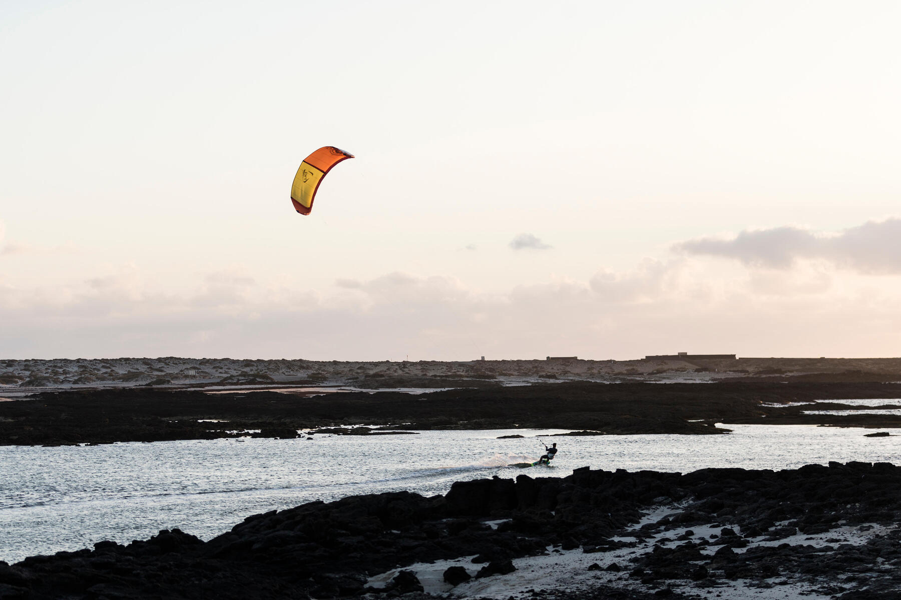 Osoba pływająca na kitesurfingu