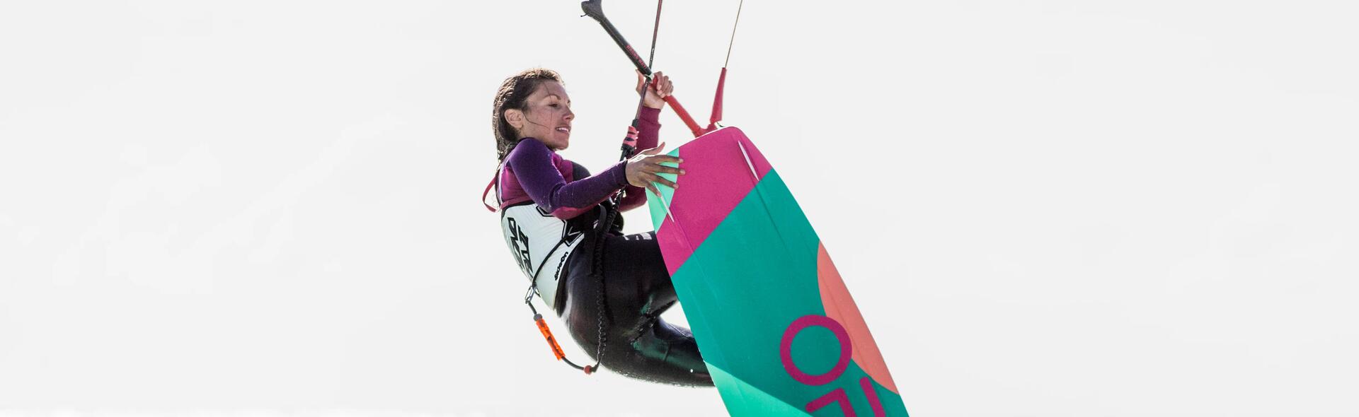 kobieta stroju pływackim uprawiająca kitesurfing