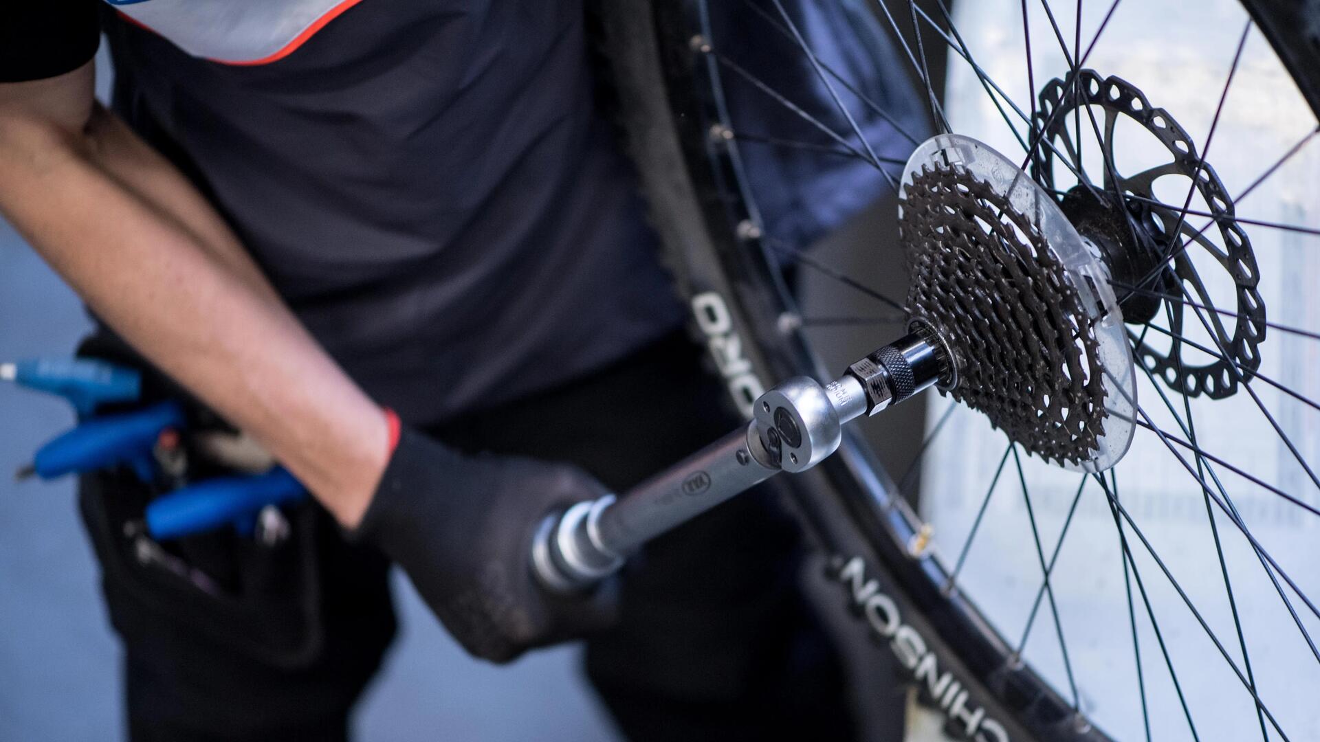 Como afinar o desviador de uma bicicleta?