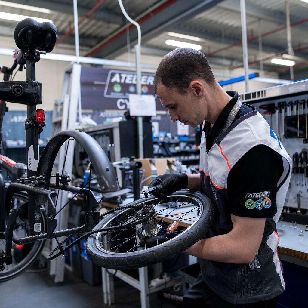 Changement de tendeur de courroie pour vélo BTWIN TILT