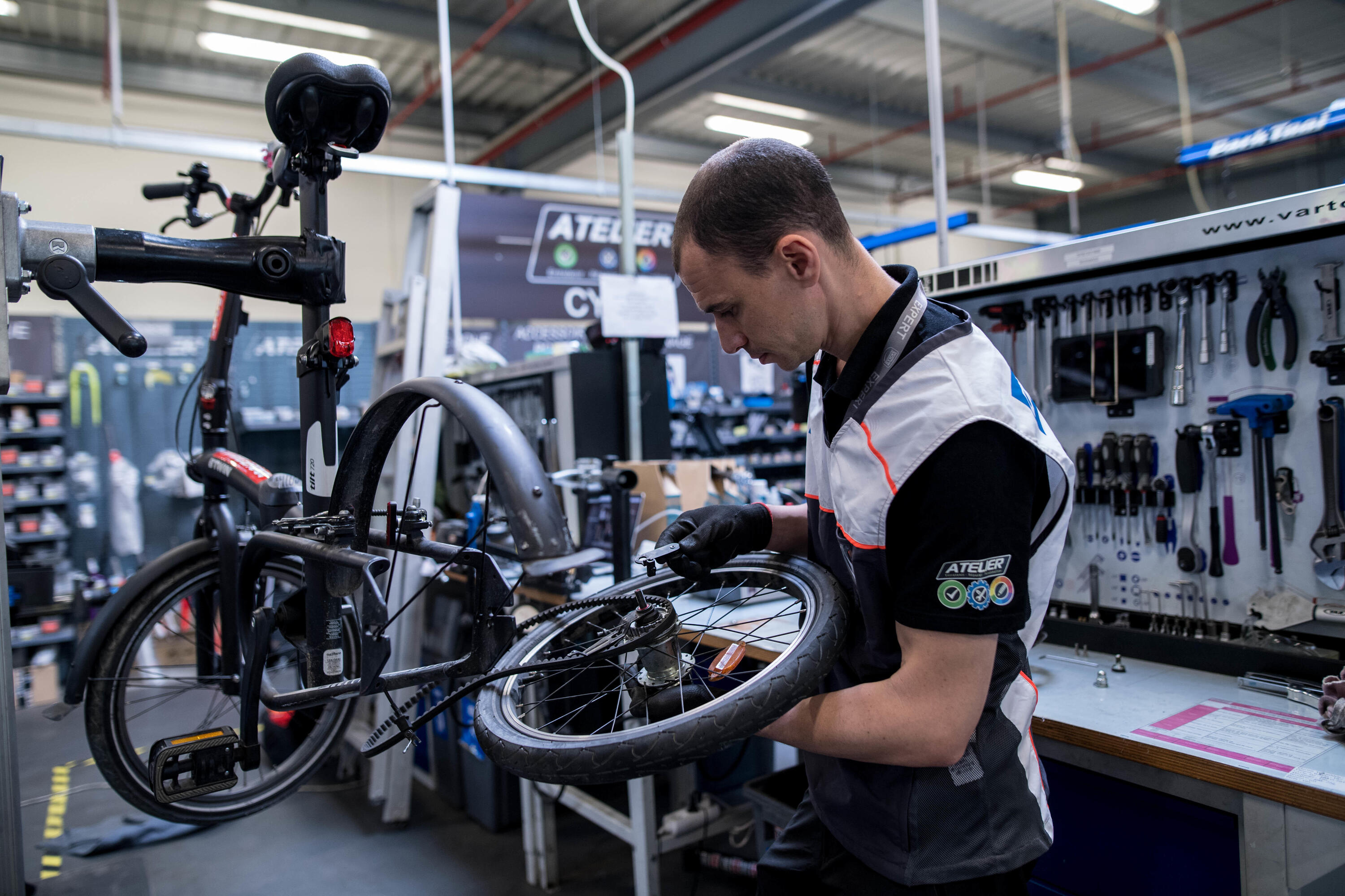Vervangen van de riemspanner van de fiets BTWIN TILT 2/2
