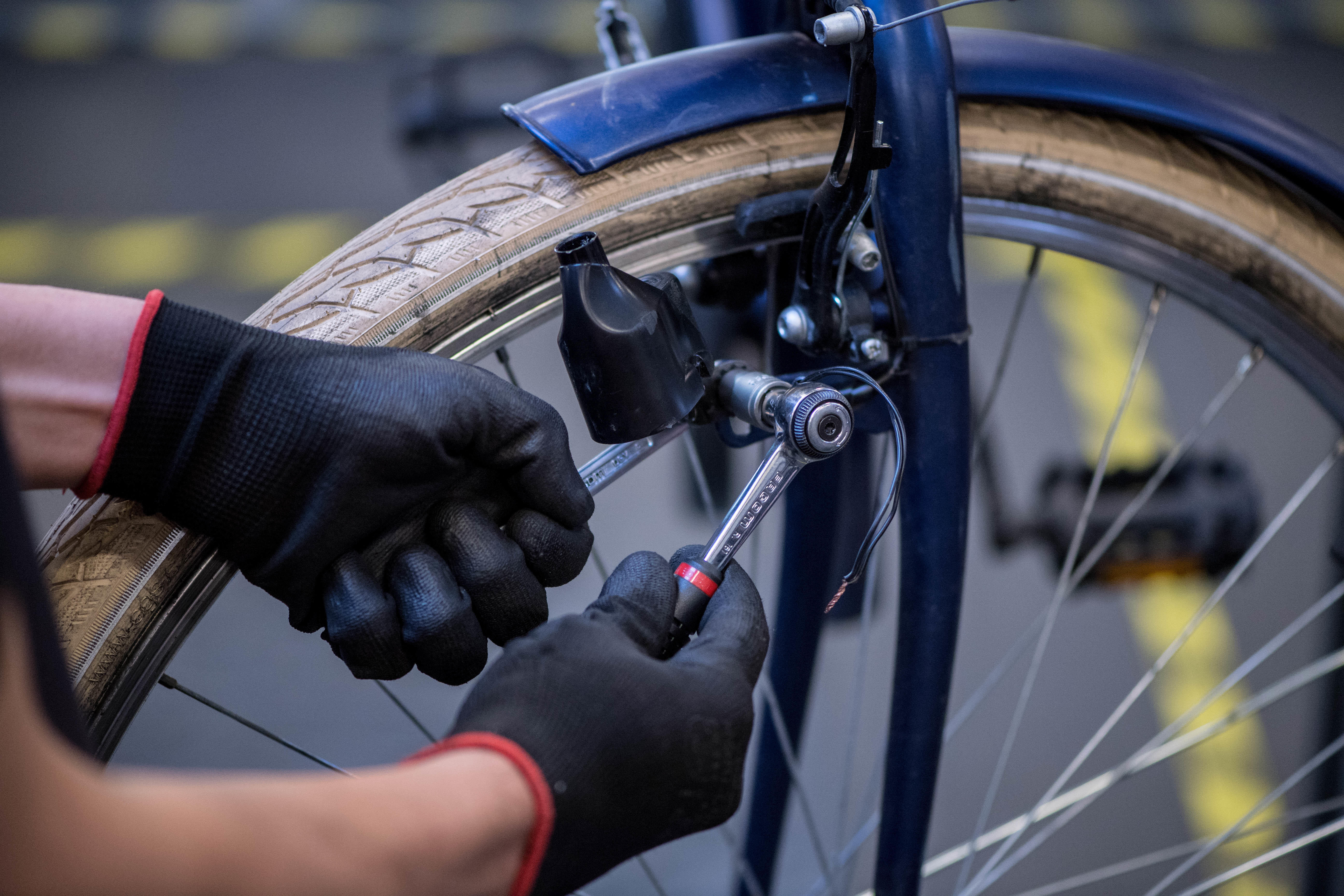 Changing / Installing a Dynamo Lighting System