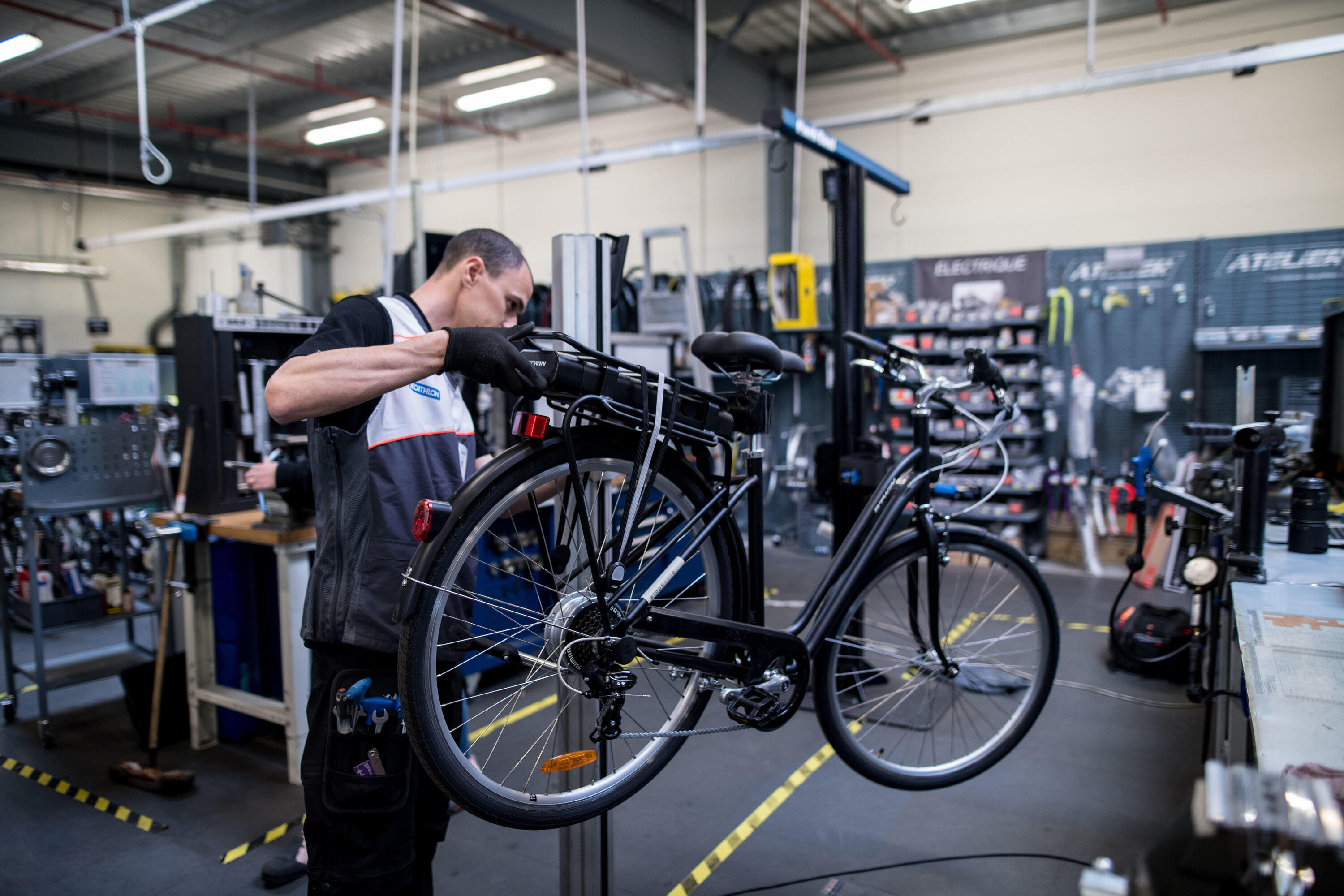Servicing Electric Bike Decathlon