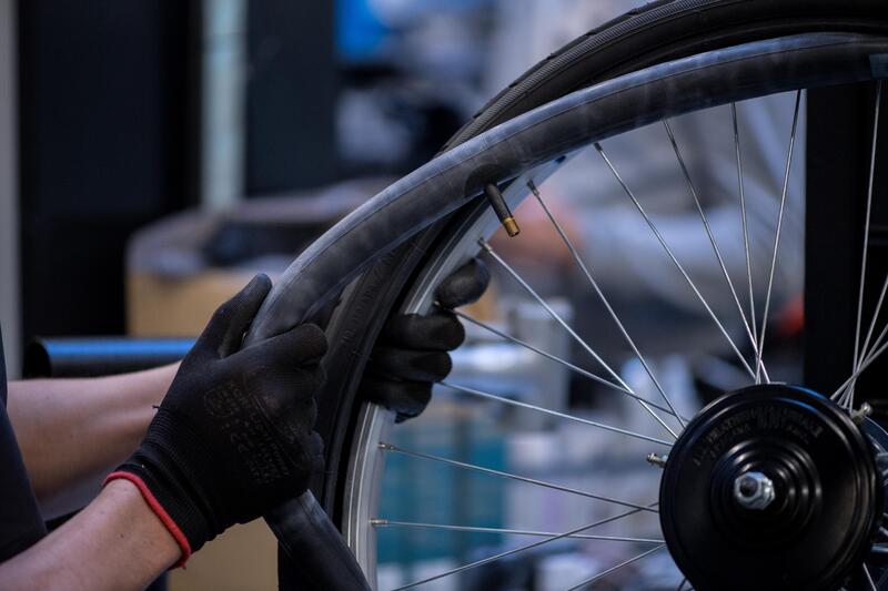 Changement d'un pneu et/ou d'une chambre à air sur roue frein à tambour ou boyau