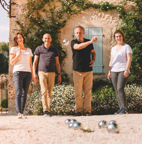 Jouez à la pétanque en famille ou entre amis avec des boules loisir. Jouez à la pétanque en famille ou entre amis avec des boules loisir.