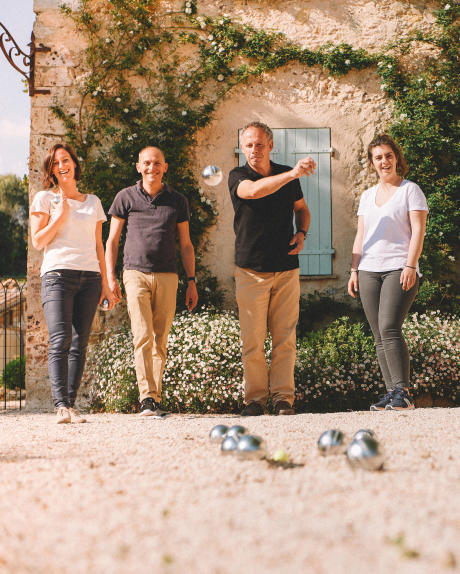 Jouez à la pétanque en famille ou entre amis avec des boules loisir. Jouez à la pétanque en famille ou entre amis avec des boules loisir.