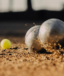 La pétanque est un sport qui demande de la patience et de l'entrainement pour maîtriser ses coups. La pétanque est un sport qui demande de la patience et de l'entrainement pour maîtriser ses coups.