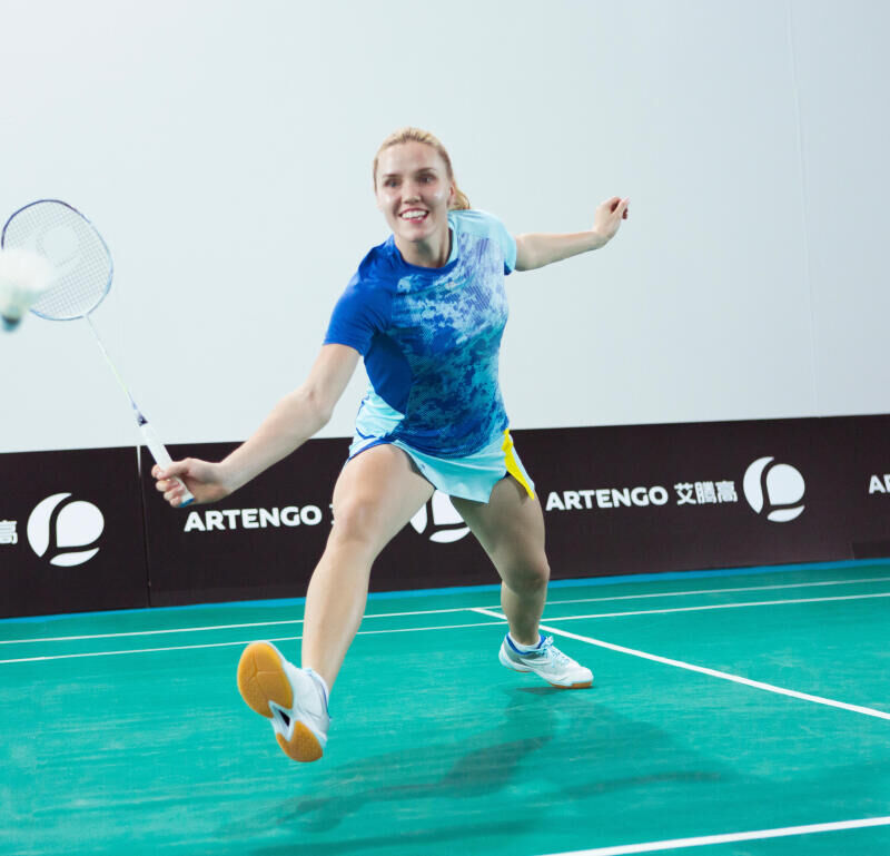ALEGE FLUTURAȘUL POTRIVIT PENTRU BADMINTON: DIN PENE SAU PLASTIC?
