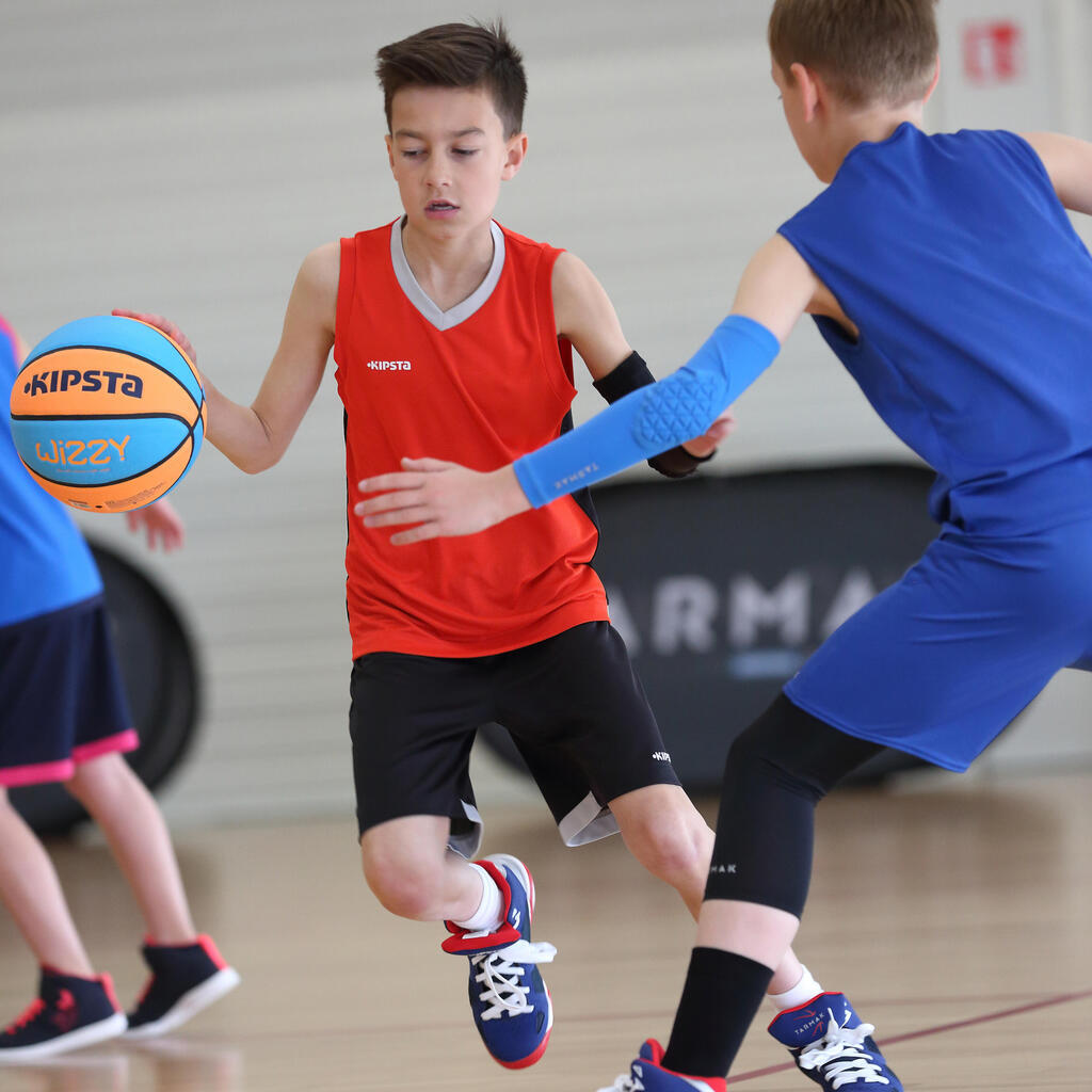 Basketbalový chránič na lakte pre pokročilých mladých hráčov/hráčky modrý