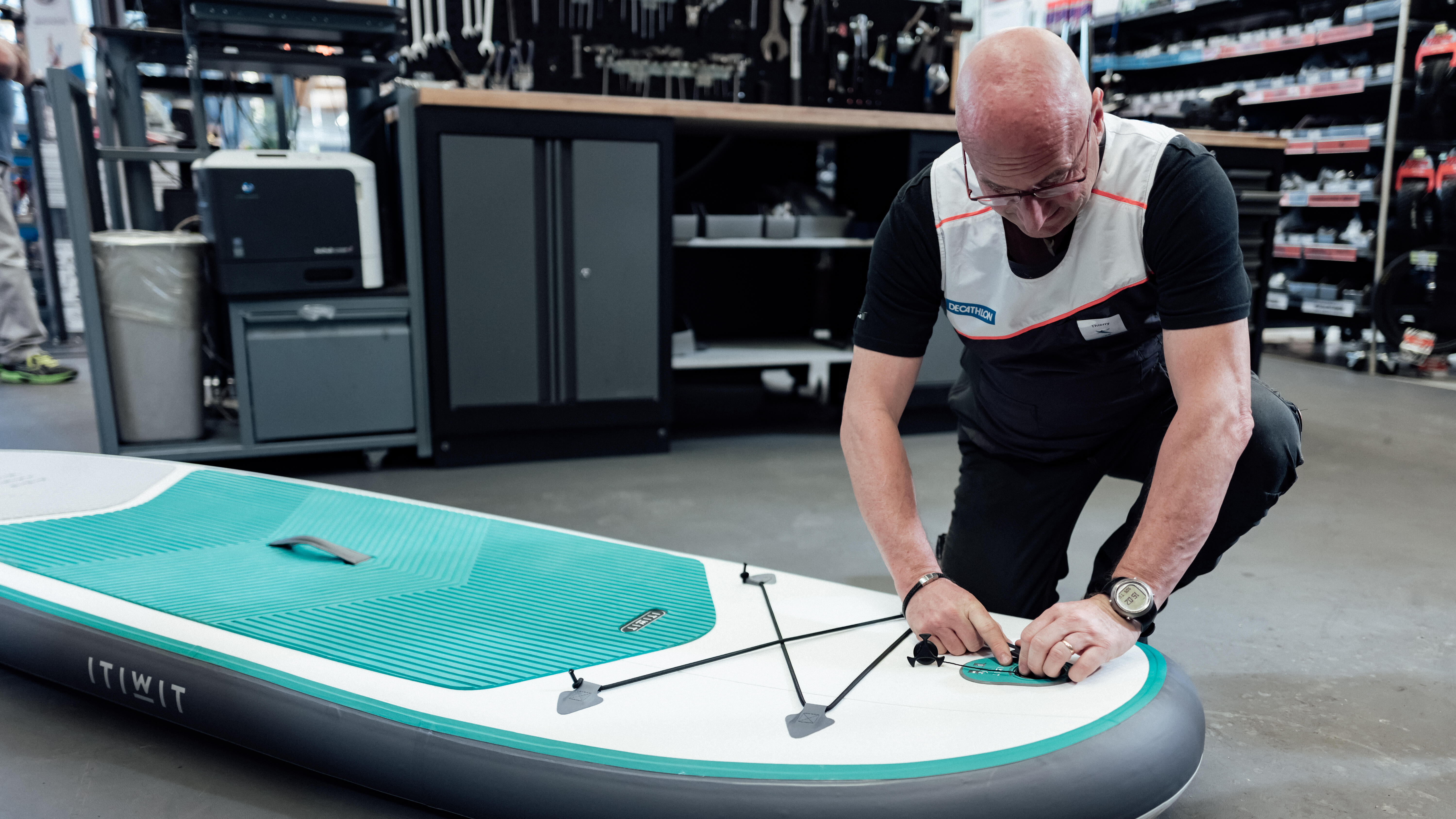 repare-un-stand-up-paddle-gonflable-itiwit-tribord-decathlon