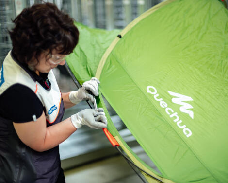 changement-reparation-arceau-tente-en-atelier-decathlon changement-reparation-arceau-tente-en-atelier-decathlon
