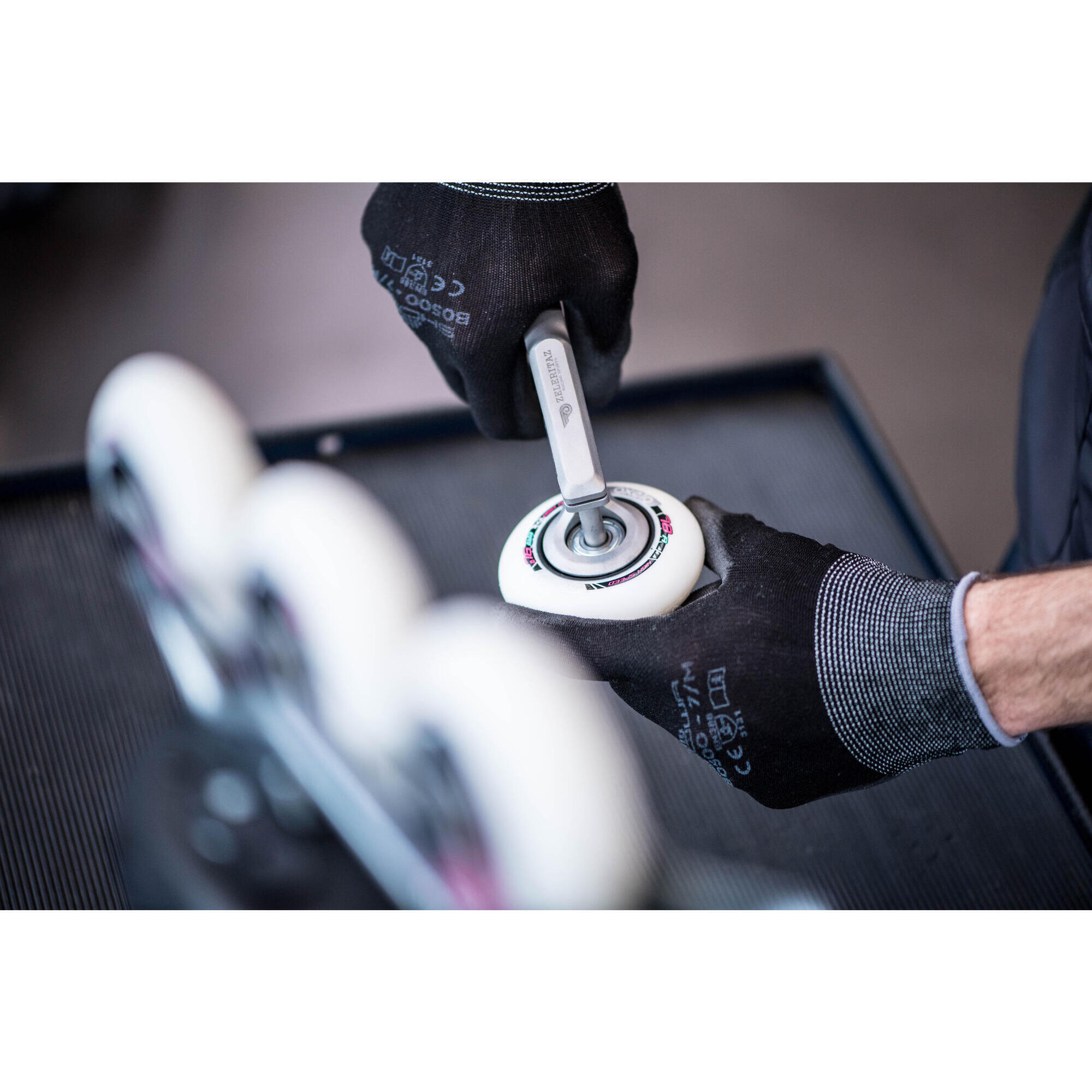 WORKSHOP Sostituzione 4 ruote e/o 8 cuscinetti di roller, pattini classici o skate. 