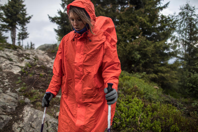Cape de pluie de randonnée en montagne - FORCLAZ 75 litres - P/M rouge Cape de pluie de randonnée en montagne - FORCLAZ 75 litres - P/M rouge