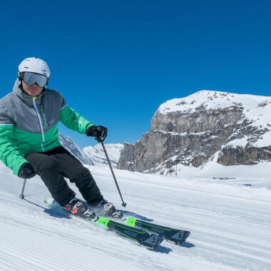 ski men carving