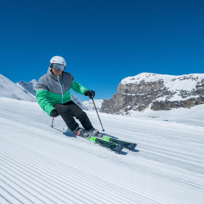 ski men carving