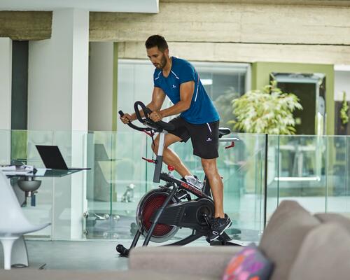 QUELLES DIFFÉRENCES ENTRE LE VÉLO D’APPARTEMENT ET LE VÉLO DE BIKING ?