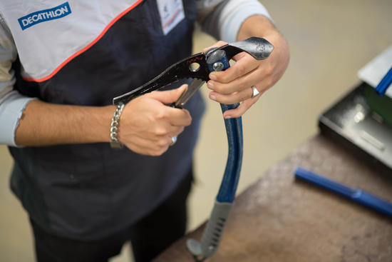Controle en reparatie van pickel voor klimmen en alpinisme