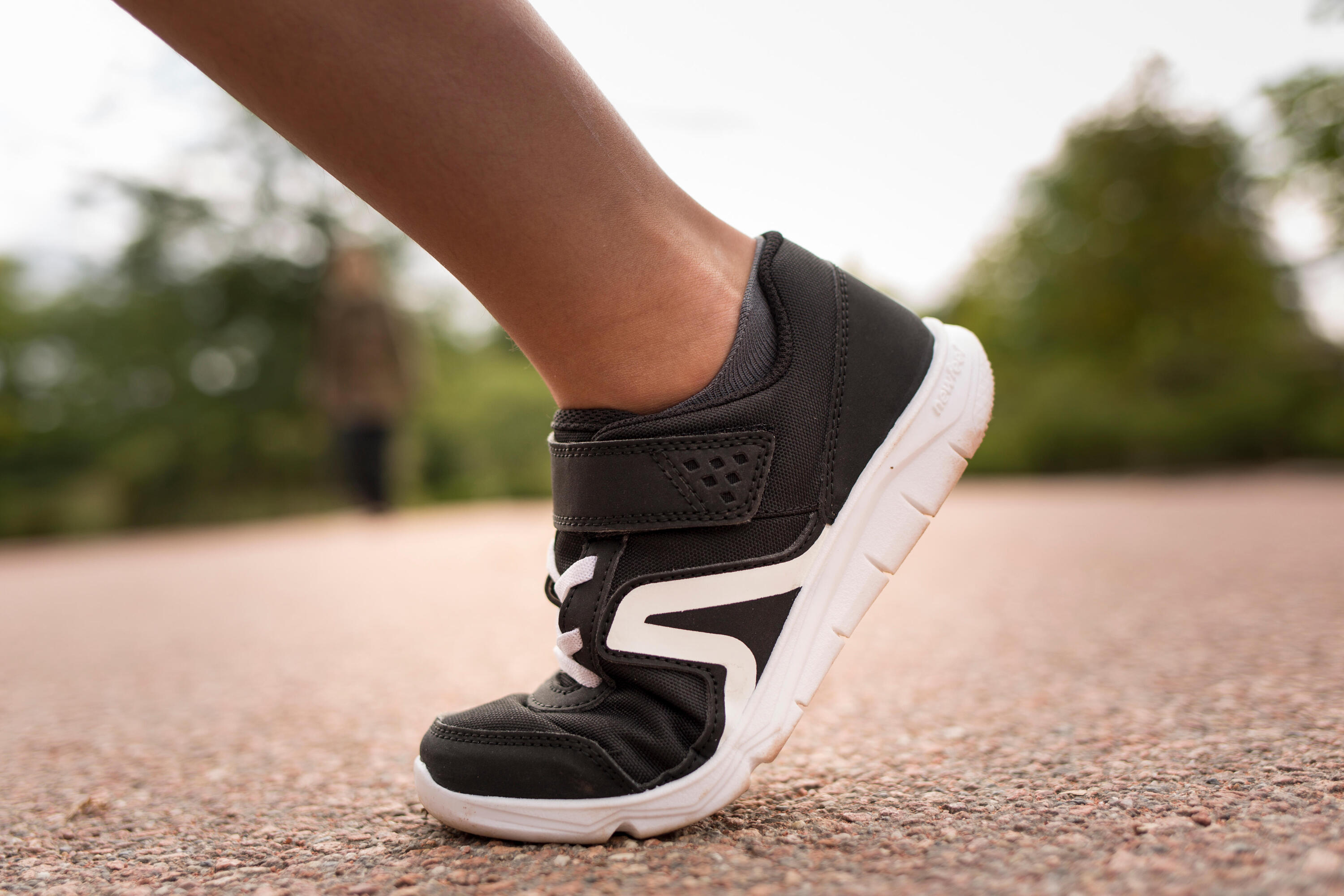 Chaussure enfant à scratch noire PW 100 10/10