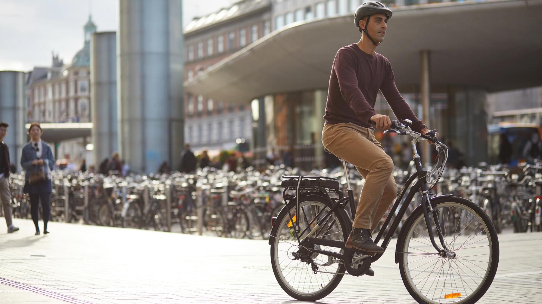 Iemand op een fiets in de stad