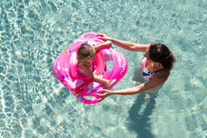 comment-assurer-la-securite-de-votre-enfant-a-la-piscine comment-assurer-la-securite-de-votre-enfant-a-la-piscine
