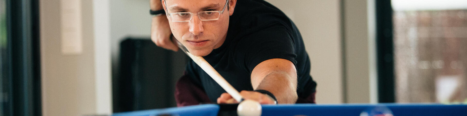 Apprendre à tenir la queue de billard