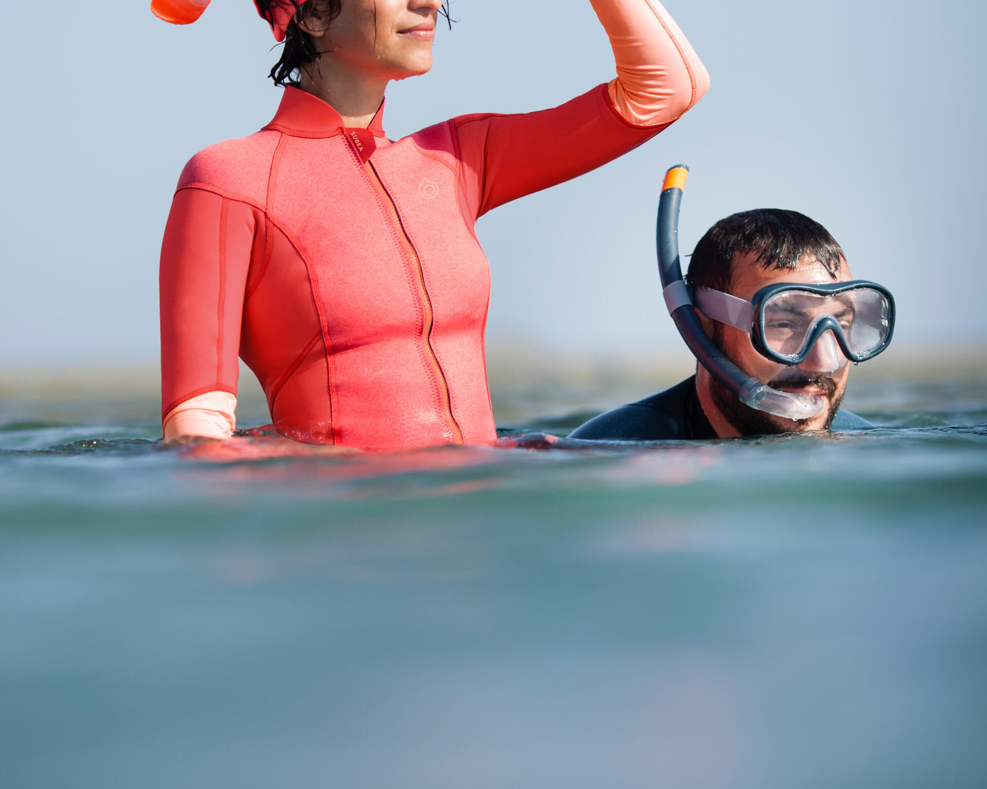 man en vrouw oefenen snorkelen