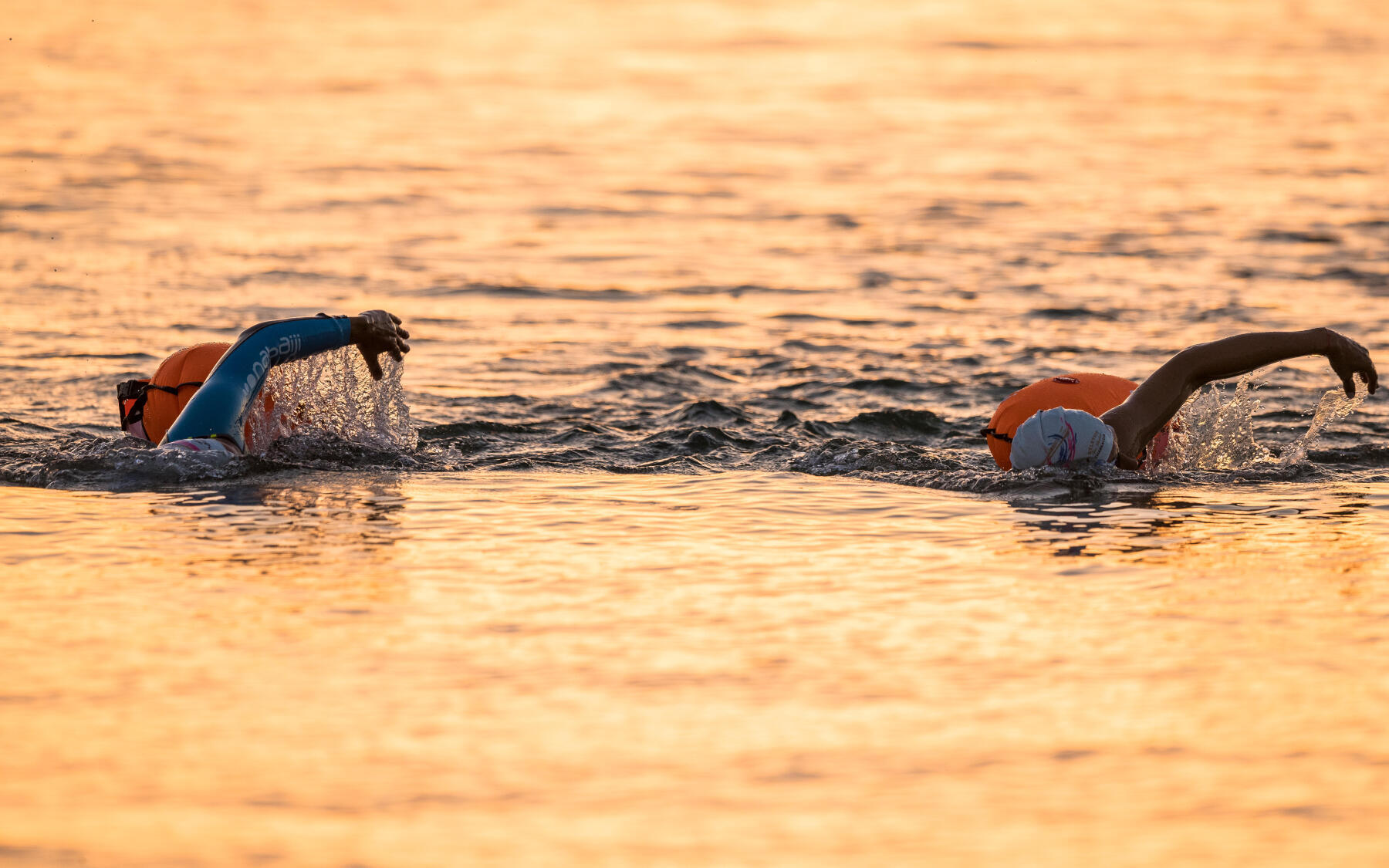 Triathlètes en train de nager pendant un triathlon avec une bouée