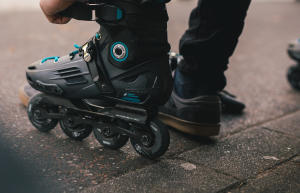 LE ROLLER FITNESS : 5 EXERCICES CIBLÉS POUR LES FEMMES LE ROLLER FITNESS : 5 EXERCICES CIBLÉS POUR LES FEMMES