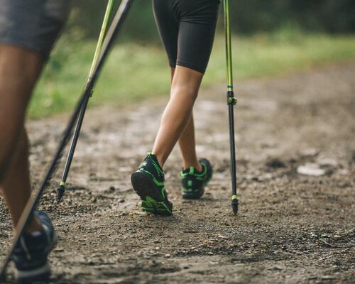 Kobiety uprawiające nordic walking