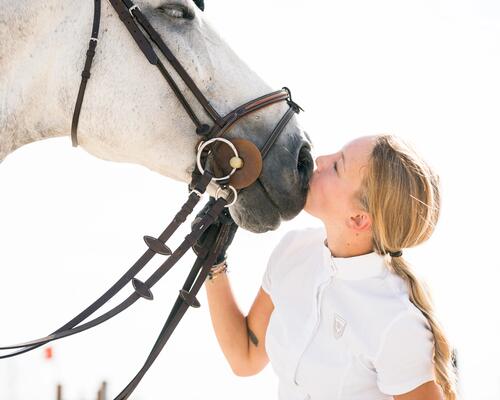 cheval en concours avec sa cavalière