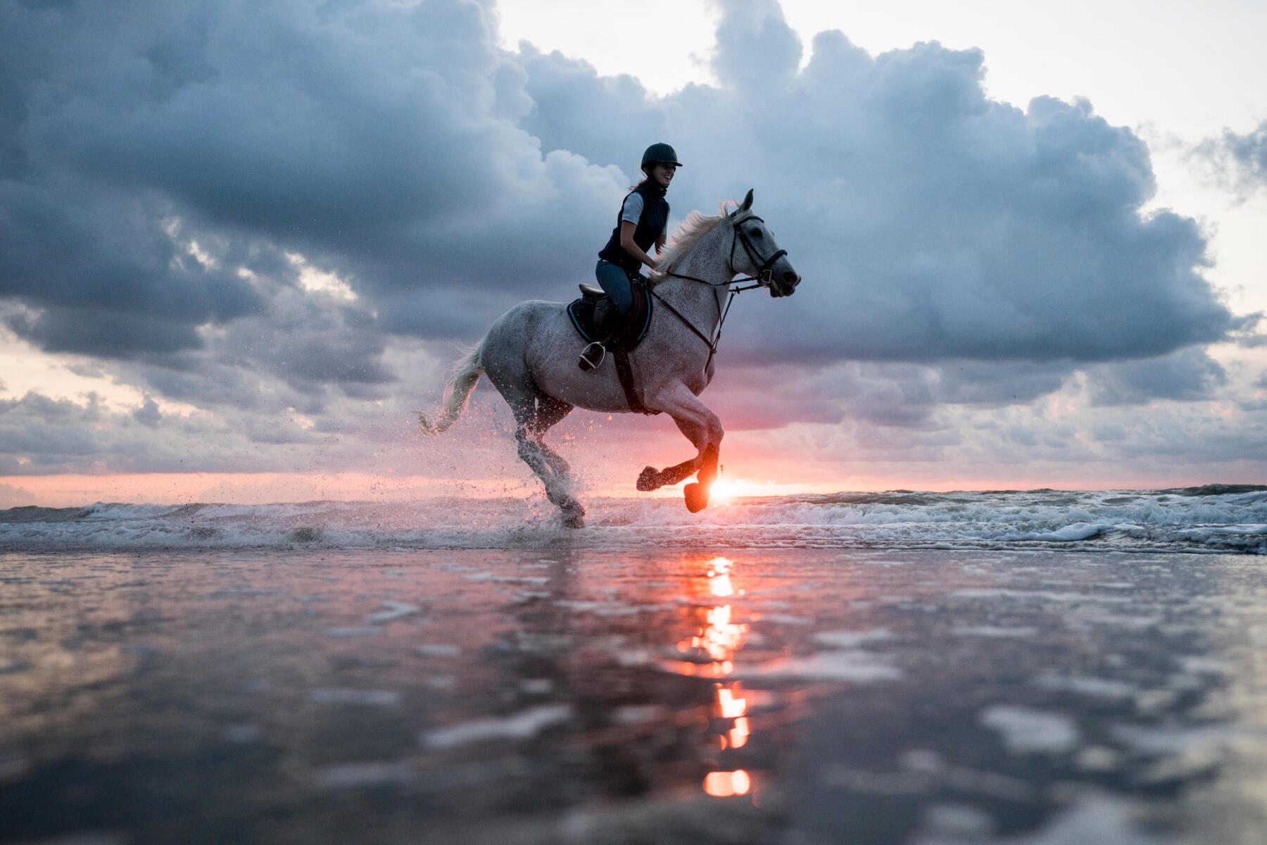 Balade à cheval sur la plage de Cabourg – Normandie Tourisme