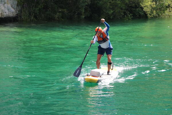 Hombre sobre una tabla SUP