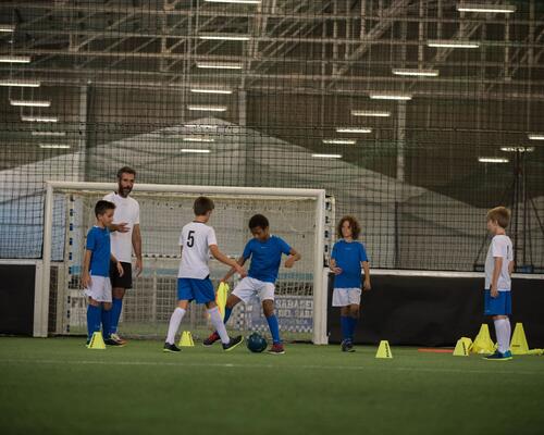Fotbalul pentru copii: Ce beneficii oferă și cum alegi echipamentul potrivit