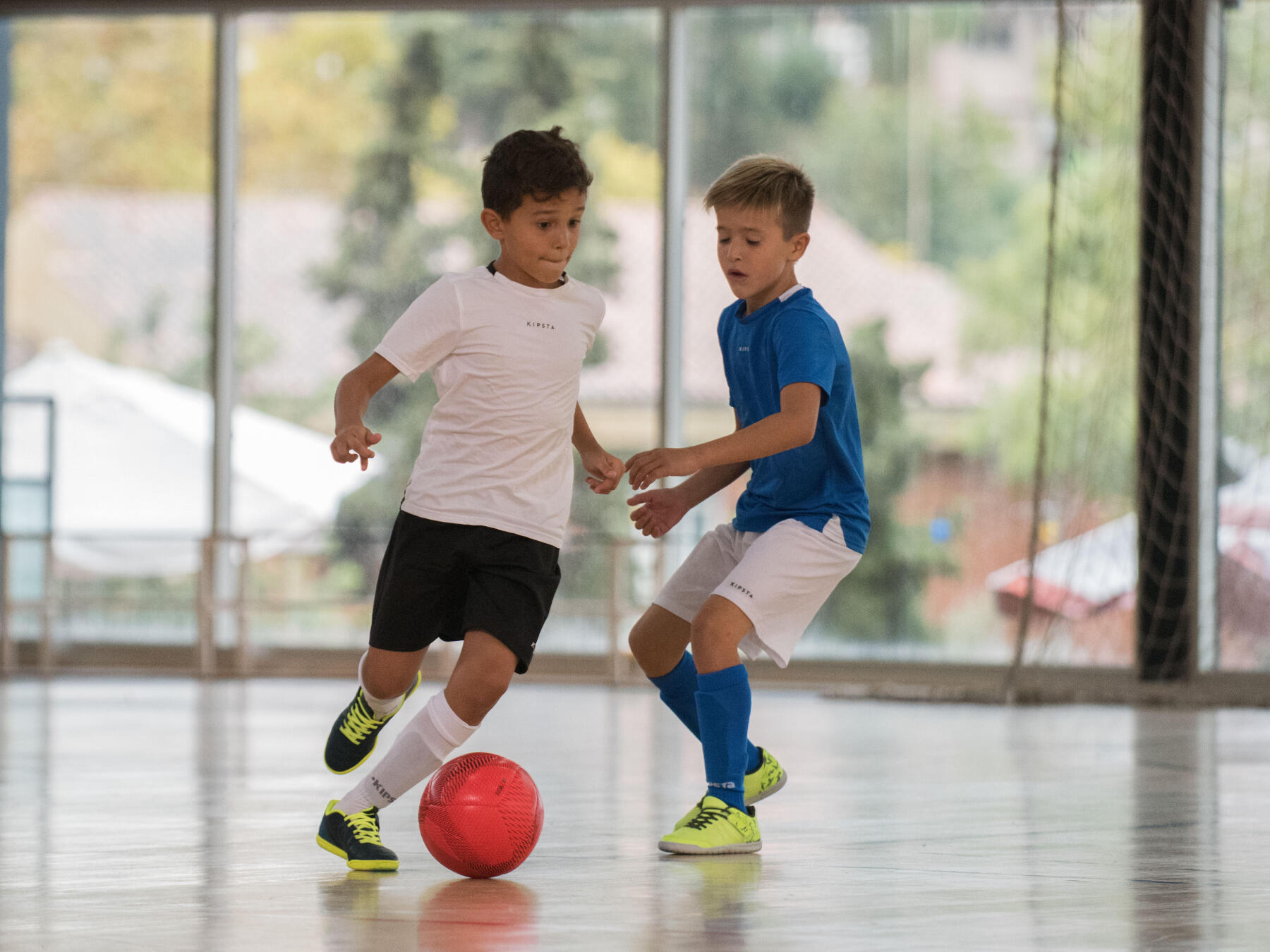 8 Ans, Garçon Enfant Jouant Au Football Et Roule Après Une Faute