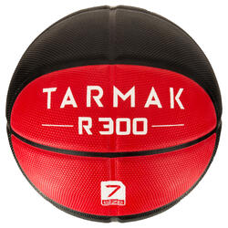 Ballon de basket homme R300 taille 7 noir rouge. Résistant. A partir de 12 ans.