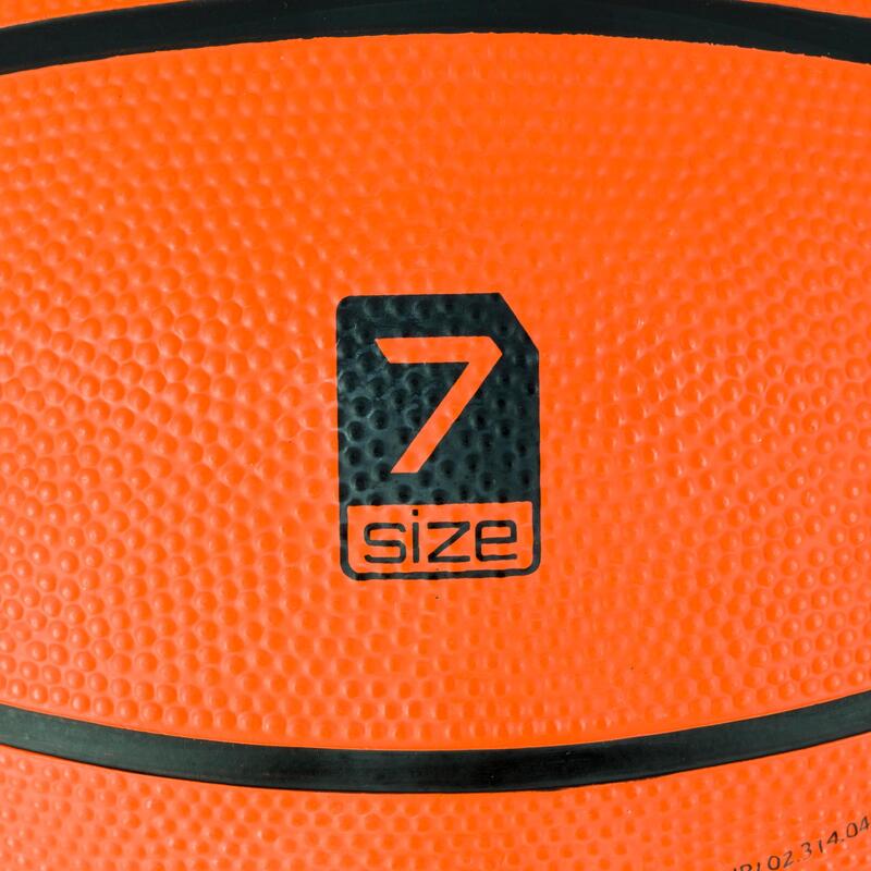 Ballon de basket adulte R100 taille 7 orange. Résistant. Pour débuter.