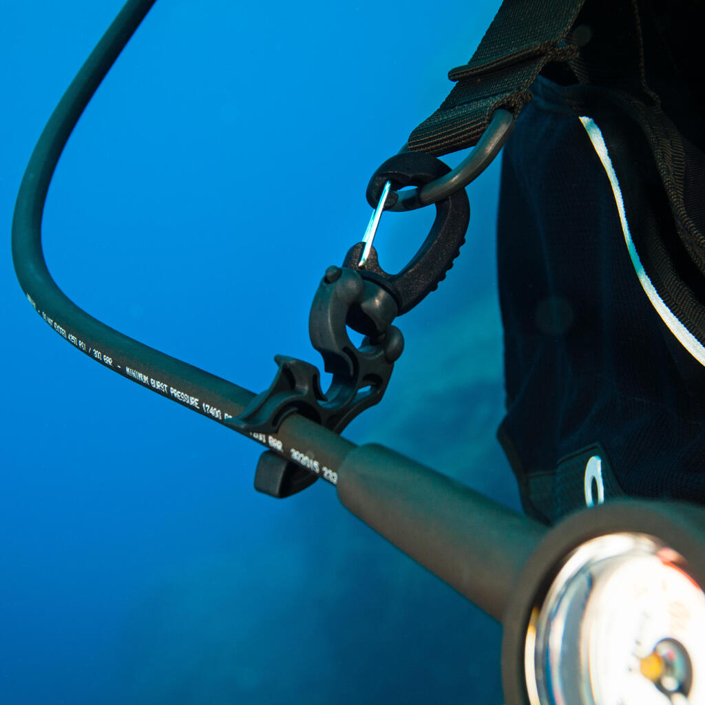 Hák na 2 hadice na potápanie s prístrojom SCD