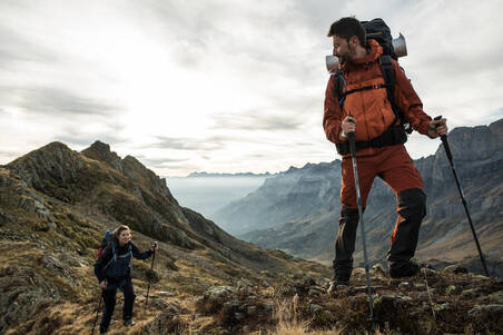 Jaket mendaki gunung tahan air jingga TREK500