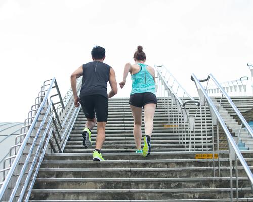 Gestes de premier secours : réagir à un arrêt cardiaque en sport